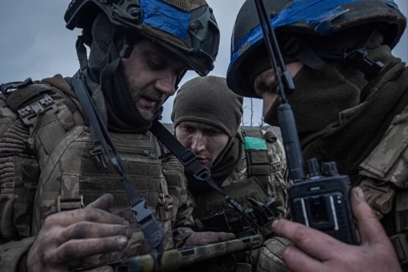 Українські військові обговорюють операції.  Україна відмовилася від надії на швидку перемогу і замість цього готується до затяжної війни © Pool/LANA/Reuters