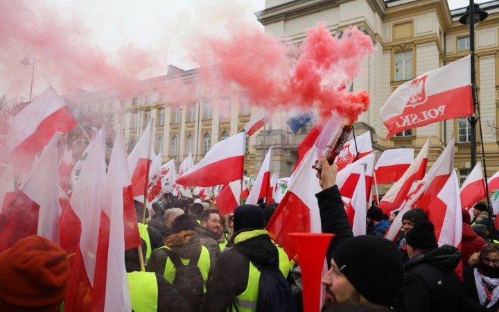 У Варшаві протестують фермери і палять шини - новини LB.ua - портал новин  LB.ua