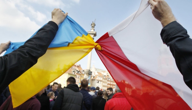 Przez Kijów przeniesiono ogromną wspólną flagę Ukrainy i Polski