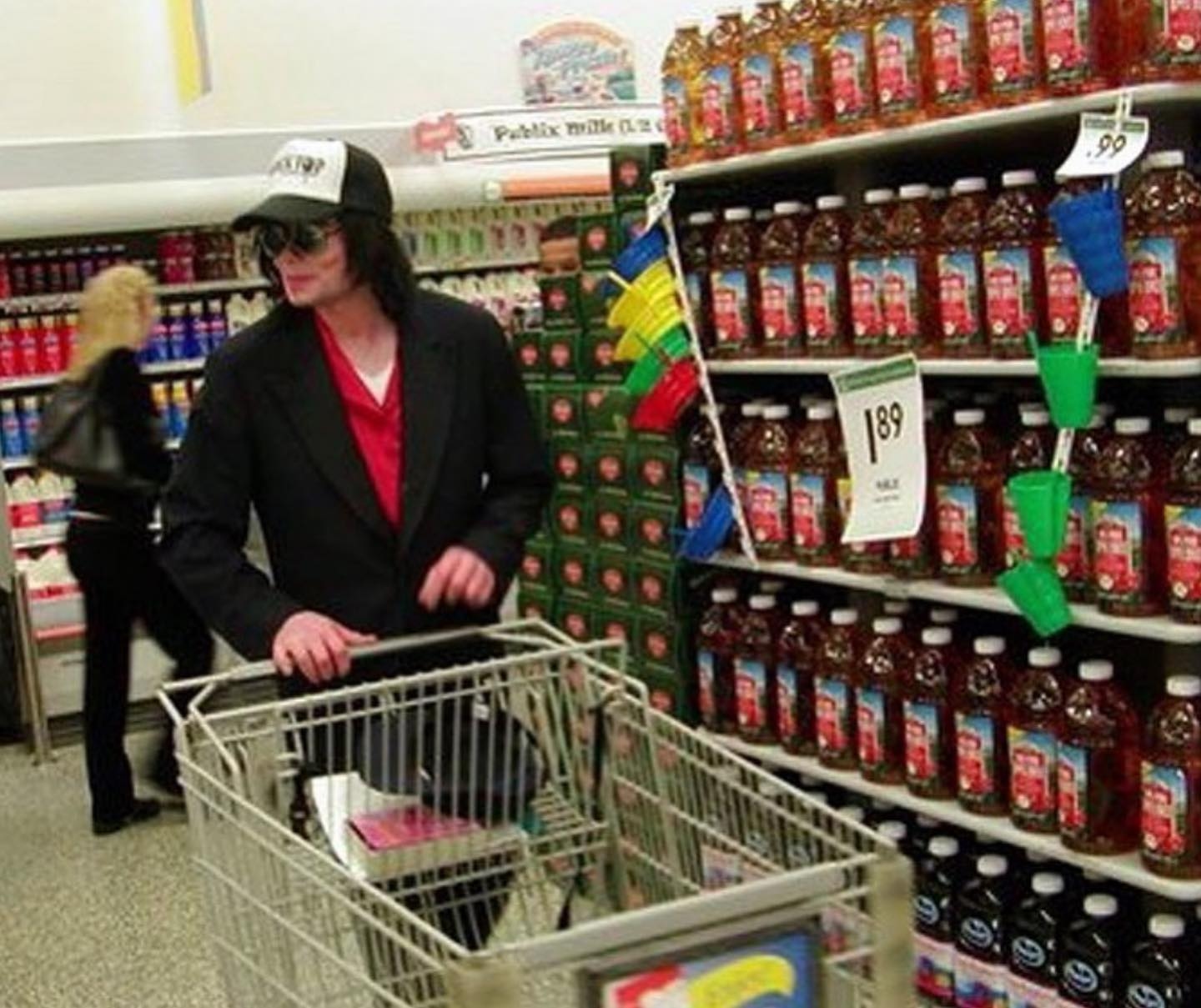 michael jackson goes grocery shopping because it's his dream (2003) 🛒 : r/ MichaelJackson
