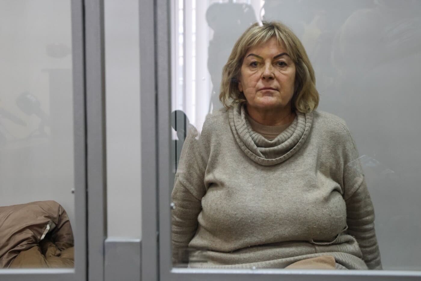 Дві сумки з готівкою у вікно. Суд заарештував голову медико-соціальної комісії Хмельниччини, вдома в якої знайшли близько 6 мільйонів доларів - Ґрати