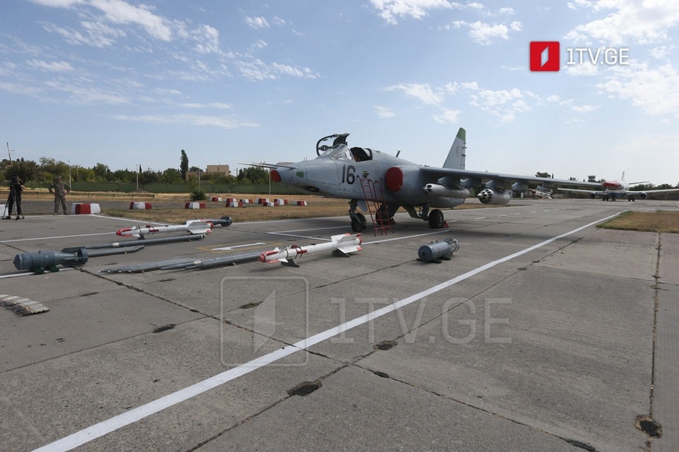 Один з декількох Су-25, відремонтований та модернізованих Грузією на початку 20-х років. 