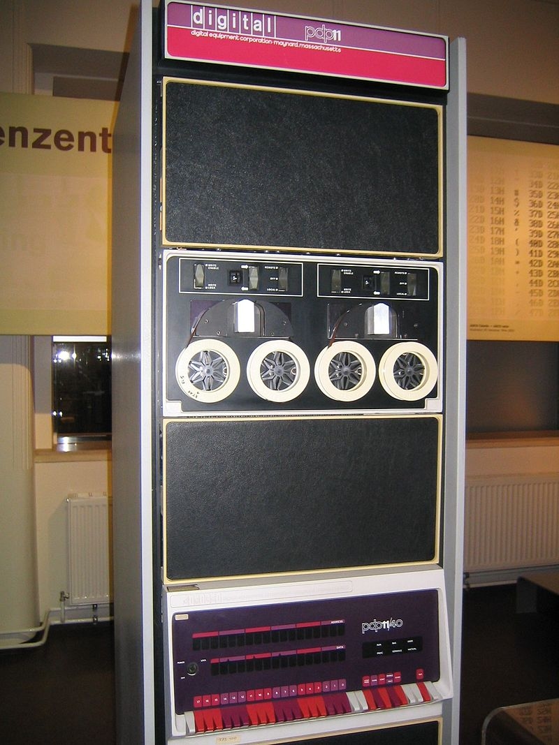 800px-pdp-11-40.jpg