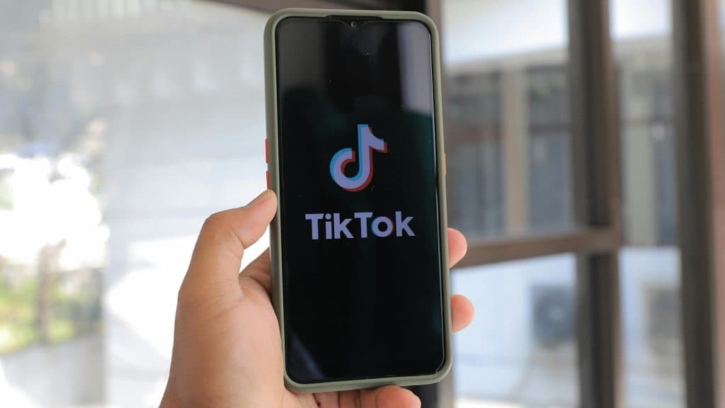 Логотип TikTok на телефоні