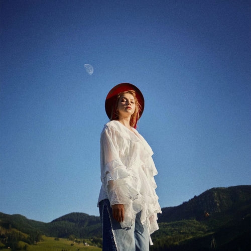 Пісня буде поміж нас