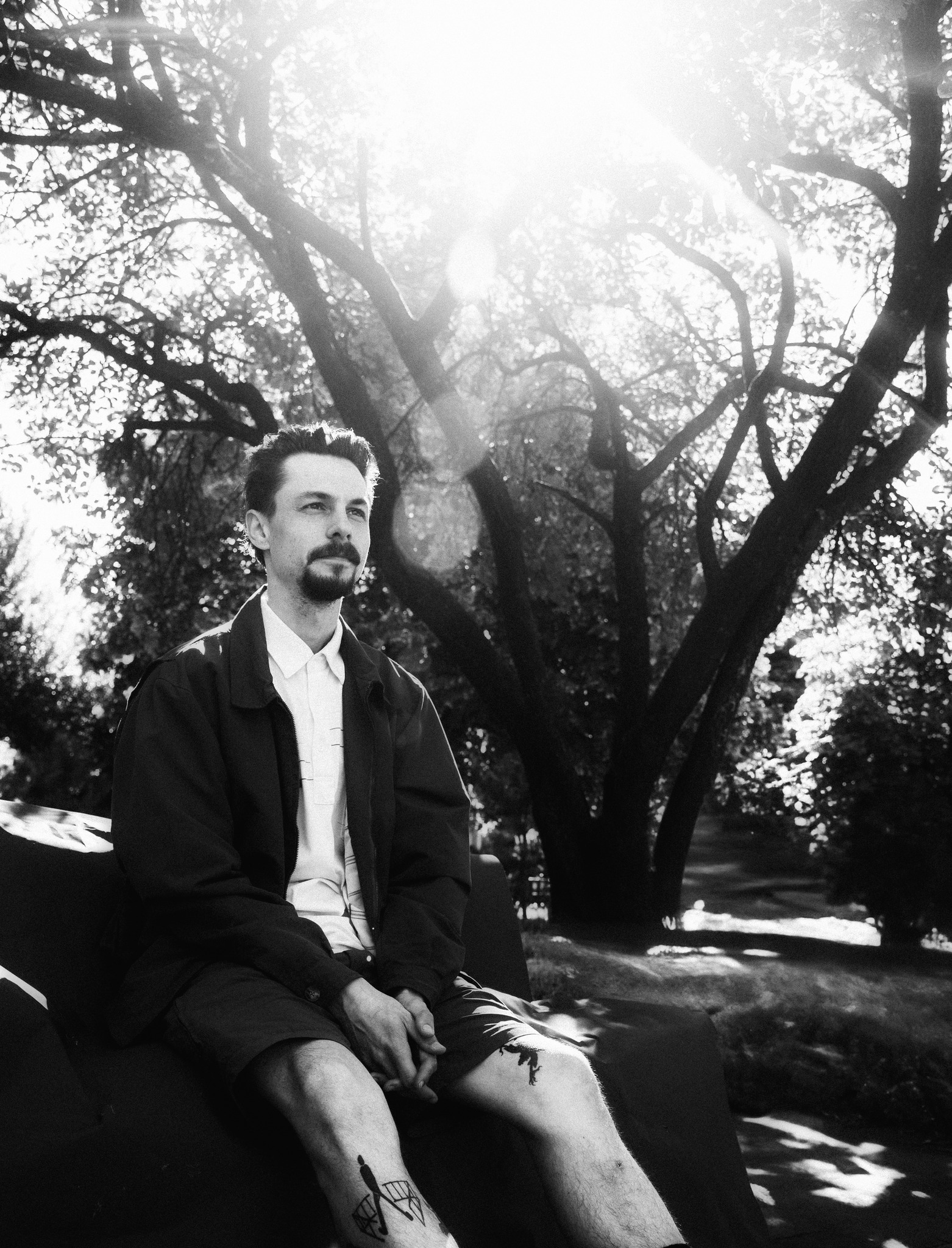 Можливо, це чорно-біле зображення одна або кілька осіб, борода, пальто та дерево