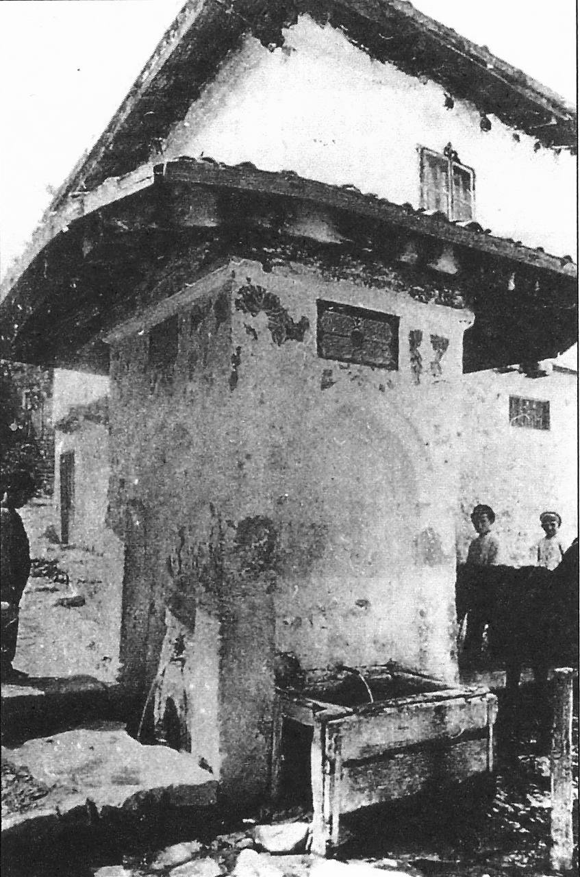 Фонтан Сирли-Чешме (Sırlı çeşme) колись стояв на вулицях ханської столиці (Бахчисарай, Крим). Він був збудований у 17 столітті та прикрашений глазурованою плиткою, цей фонтан був однією з найзнаменитіших міських споруд. Як і багато інших пам'яток, його було зруйновано після депортації.