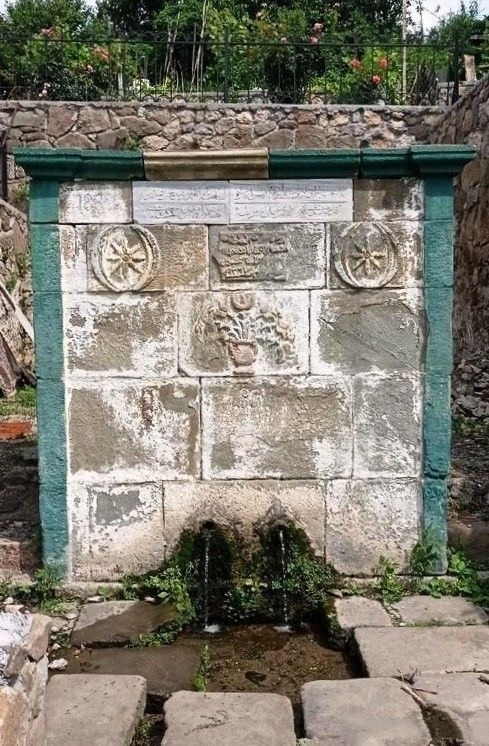 Старовинний пам'ятник кримськотатарської архітектури - фонтан Омюр-Чешме (Ömür-Çesme) в селі Дегірменкой (Degirmenköy), який було побудовано у 1851 році.