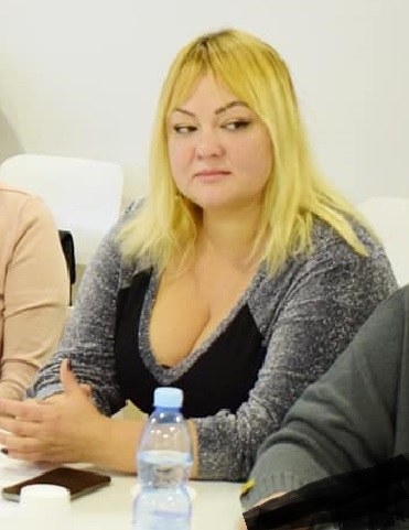 На зображенні може бути: 1 особа, світле волосся та усміхається