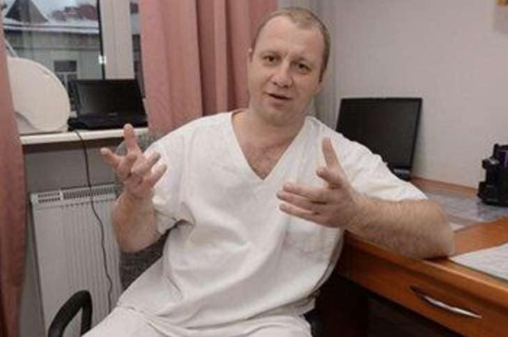 На зображенні може бути: одна або кілька осіб та лікарня