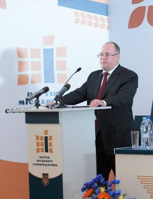 На зображенні може бути: поміст та текст