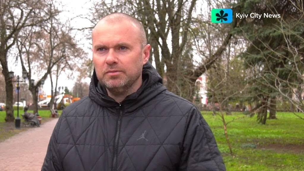 На зображенні може бути: одна або кілька осіб, борода, трава та текст «* Kyiv KyivCityNews City News»
