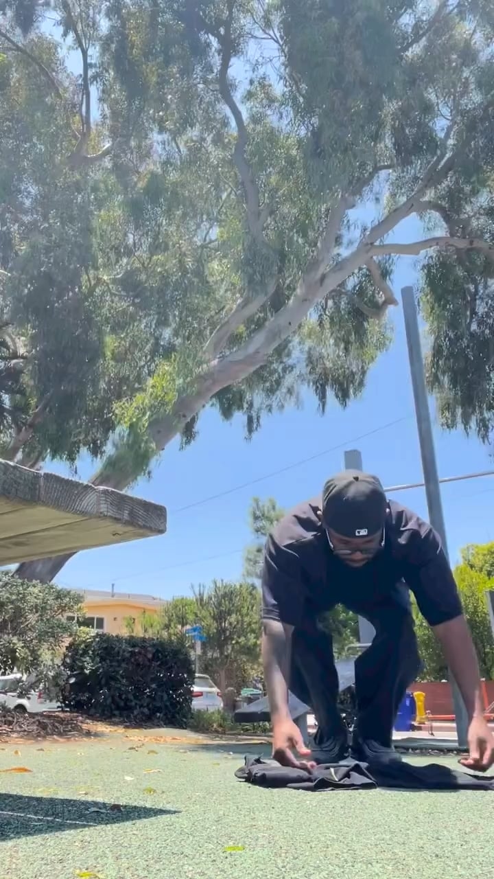 I saw this video of Kendrick Lamar doing some calisthenics on his burner  account that he made public. Form looks clean.