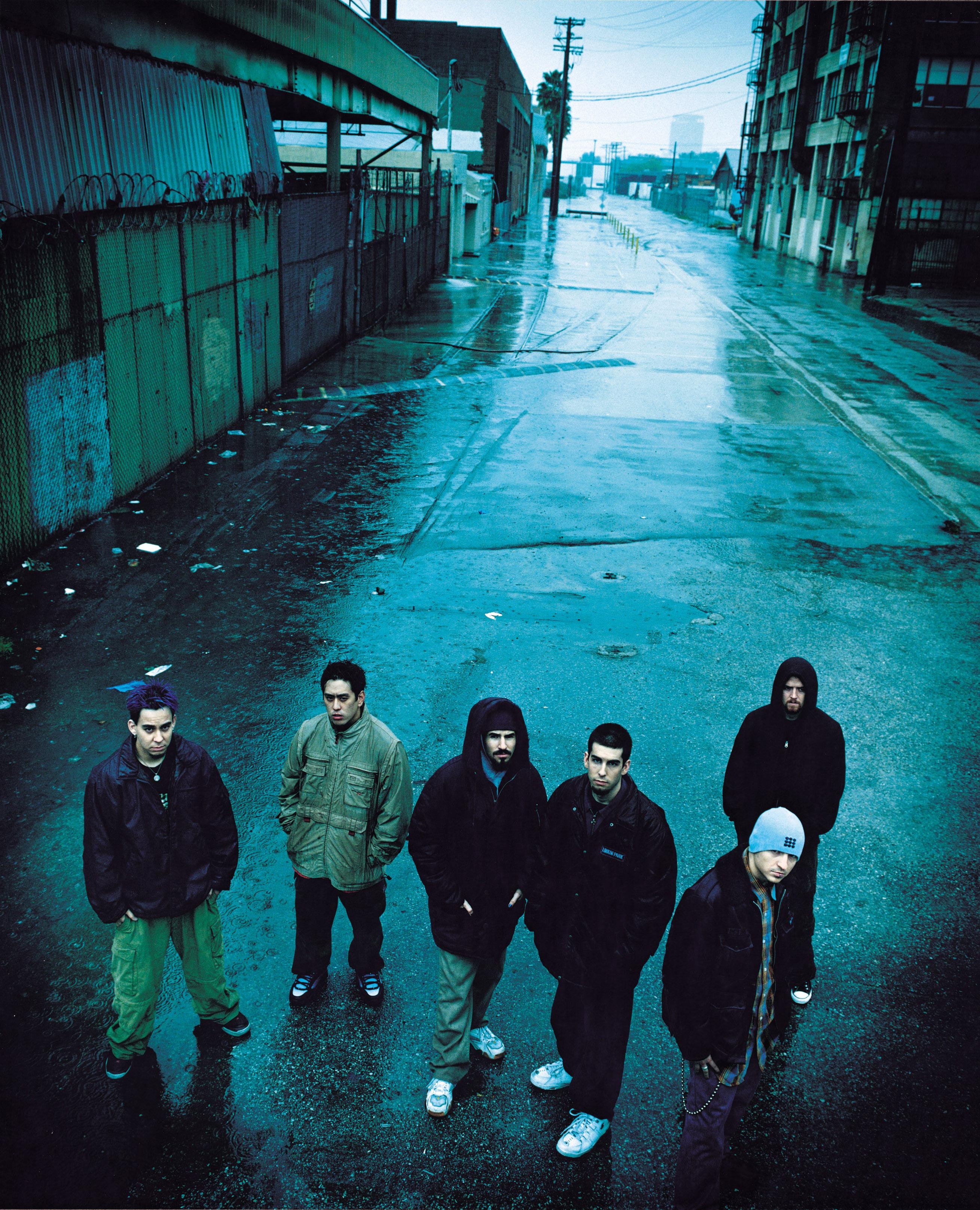 Happy 22nd anniversary to Hybrid Theory, one of the most important albums in history that changed many people's lives / Here are photos from the iconic photoshoot (read captions) : r/LinkinPark
