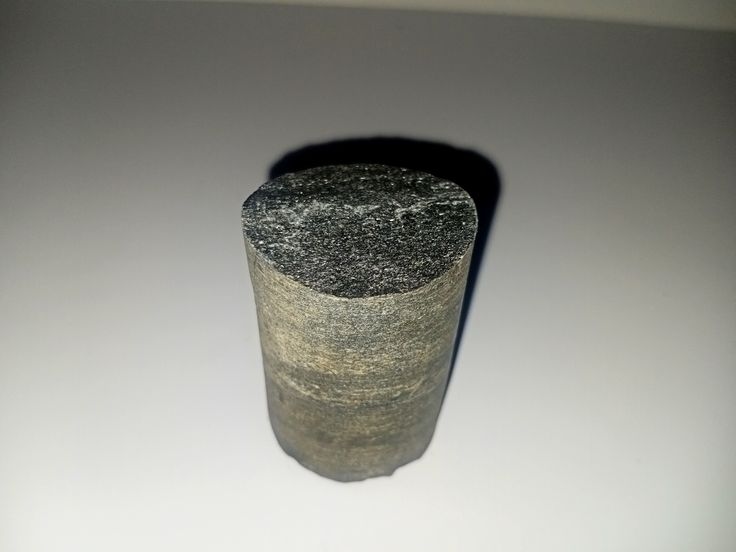 Амфіболіт з включеннями магнетиту