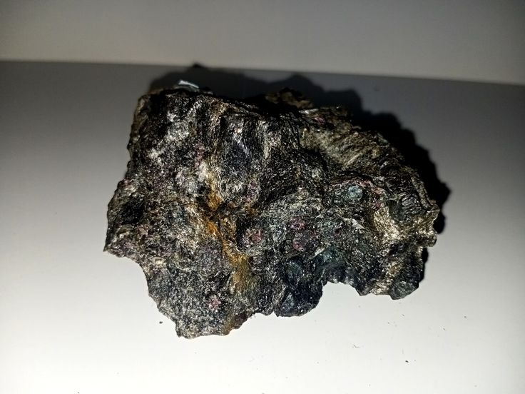 Гранат-амфіболова порода. Зустрічається доволі часто, проте завдяки строкатим варіаціям мінерального складу без дозиметра-радіометра збирати не радимо