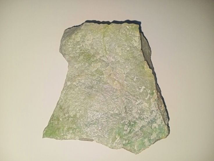 Кварцит тремоліт-діопсидовий (Квардіт). Один з різновидів квардитів. Квардіти є унікальною гемологічною сировиною, яка має широке розмаїття текстурно-структурних різновидів від зернистих, до майже ідентичних мармурам