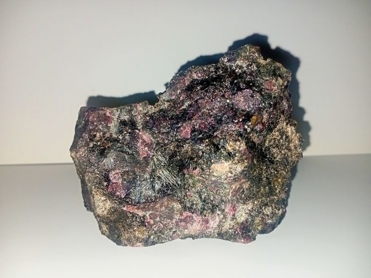 Слюдисто-гранатовий сланець. Червоні плями на фото - скупчення зерен гранату