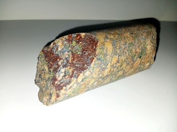 Граніт з авгітом (зеленуваті зерна)