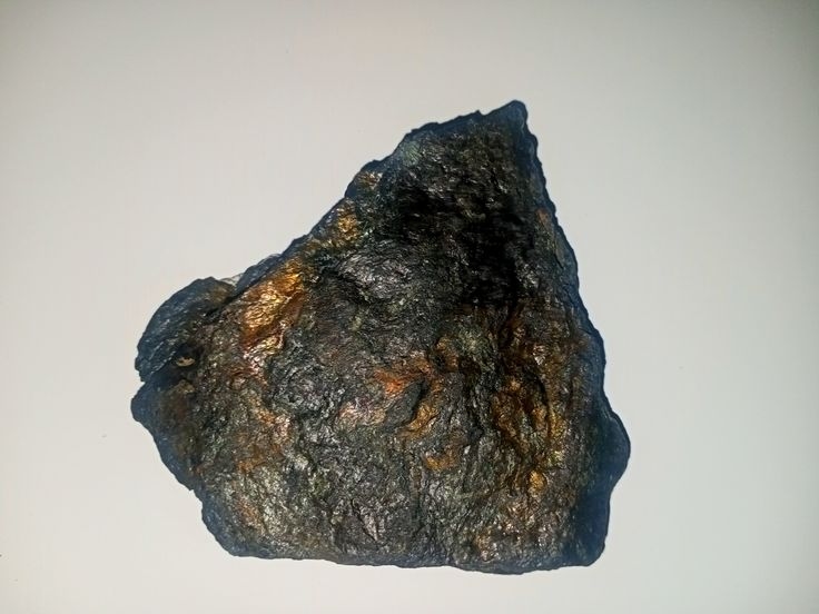 Чорний хлорит з халькопіритом (золотом довбограїв)