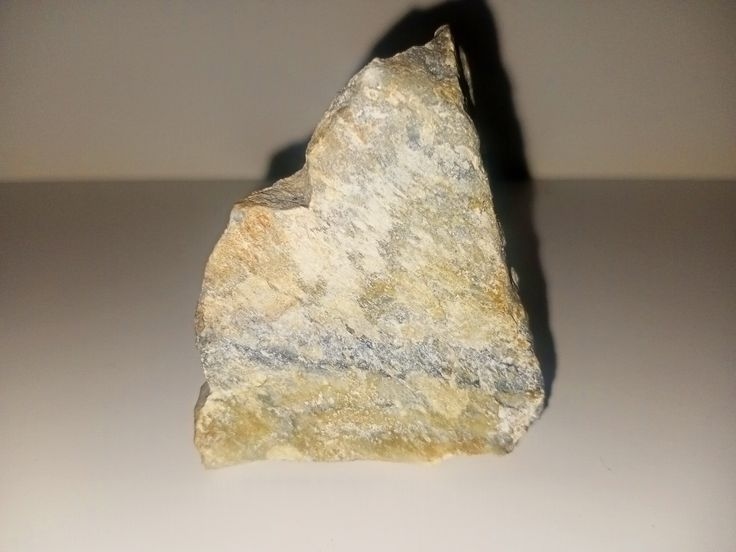 Талькохлорит, стеатит, в народі жировик. Порода складена хлоритом та тальком