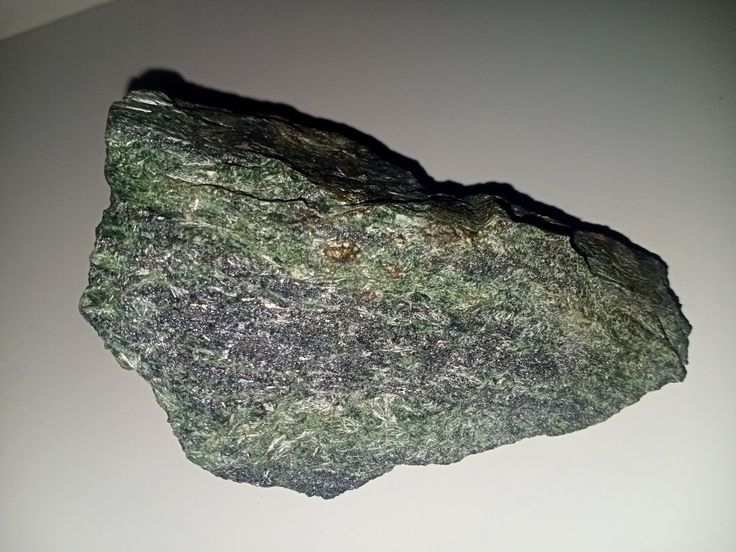 Жили зеленого егірину в магнетитовому кварциті. Являє собою рудну формацію з перспективою на скандій. Нашою редакцією не було знайдено жодних джерел, де описувались схожі зразки