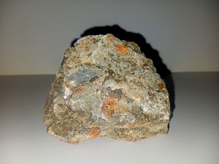 І ще одна порода з сімейства талькових. Доволі нестандартна формація - талькомагнезит. Магнезит на фото - сіруваті та бліді плями