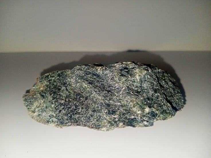 Піроксеніт. Локальне скупчення егірину, діопсиду та зерен авгіту, які можна побачити лише під мікроскопом