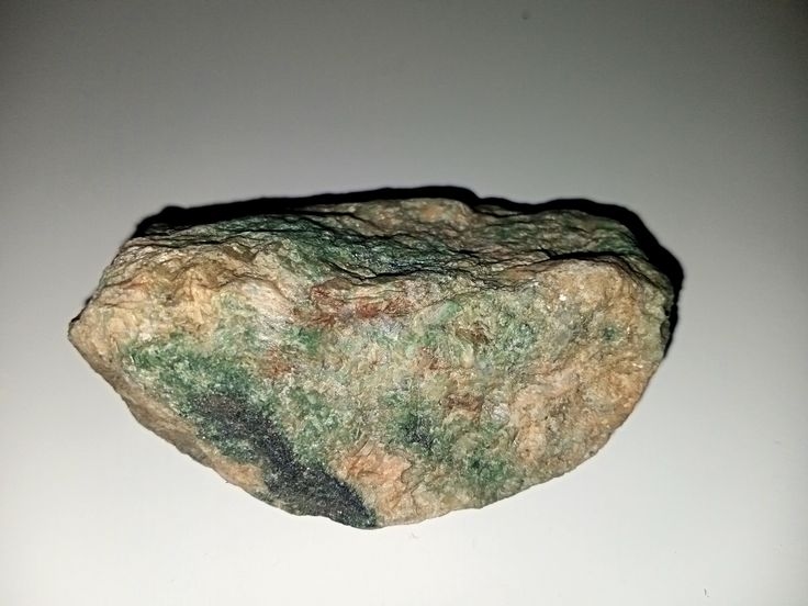 Порода польовошпат-діопсидова з жилою чорного гематиту. Візуально нагадує лиственіт, проте ним не є і ніде у відкритих джерелах не описана. В подальшому вдалось знайти ще декілька схожих уламків. На диво жила гематиту присутня у всіх 