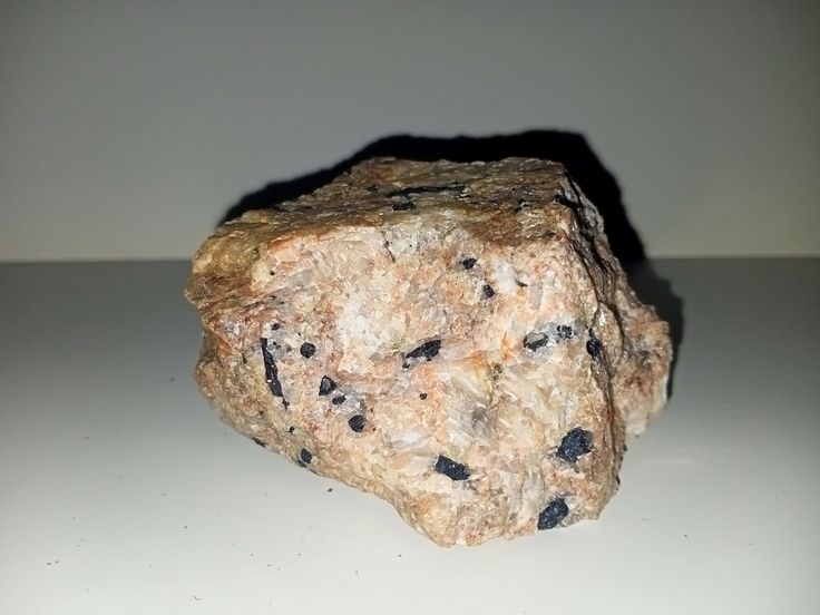 Кварц-турмалін-польовошпатова пегматитова жила. Схожий фрагмент пегматитової жили зберігається в Жовтоводському краєзнавчому музеї. Достатньо рідкісна порода, проте в місці, де ми відколювали зразок залишились ще уламки непоганих розмірів (підйом на західний борт відвалу)