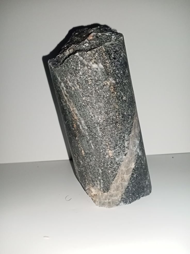 Керн амфіболіту з жилою альбіту