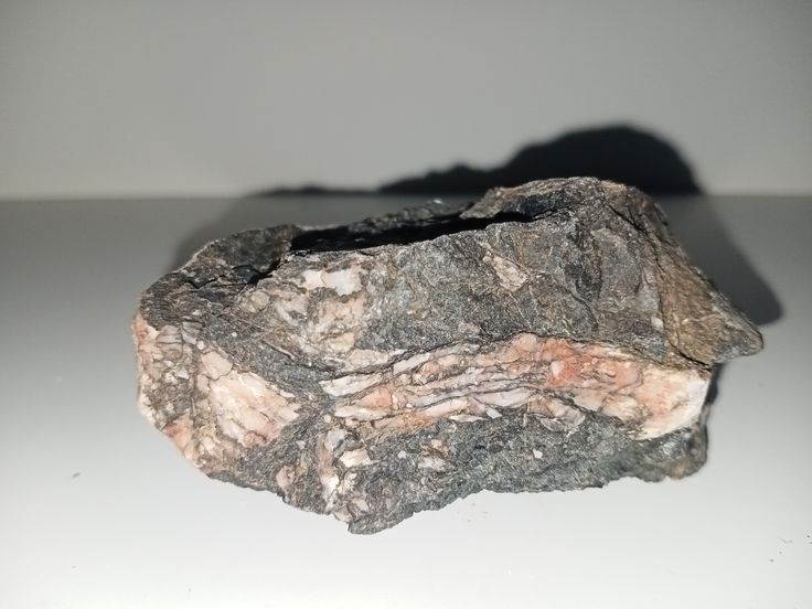 Жила доломіту в породі