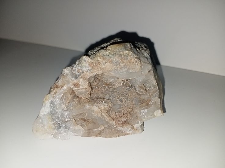 Кристали кварцу або "гніздо" гірського кришталю. Знайдено серед уламків кварцової жили, по дорозі з останньої експедиції в районі колишнього Вільхівського кар'єру