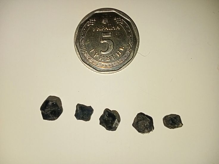 Кристали шорломітів, вибрані з вміщаючої породи, розмір варіюється від 0,3 мм до 0,6 мм