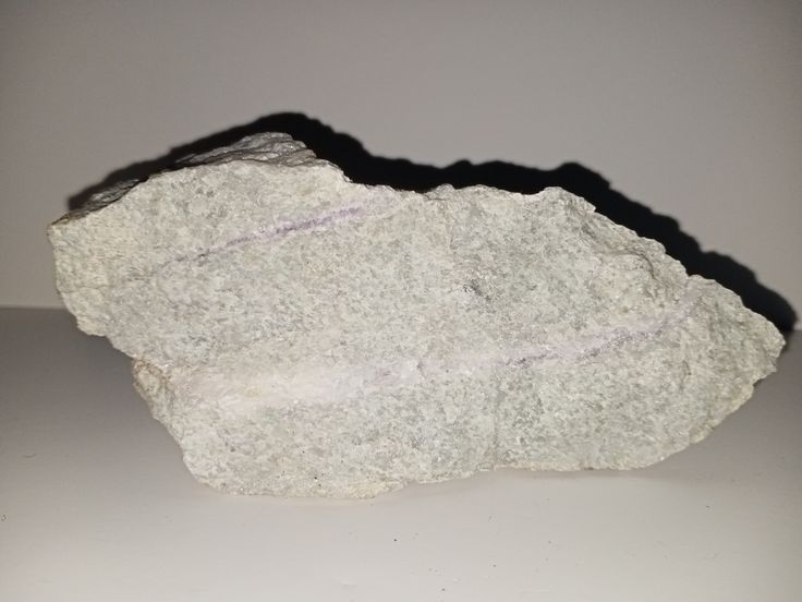 Квардіт (кварц-діопсидова декоративна порода) з жилами аметисту. Довгий час розповсюдження аметистів у Криворізькому басейні за межами родовищ Північного ГЗК ставилось під сумнів. Наш геологічний клуб знайшов підтвердження утворенню аместистів на Жовторічанському родовищі