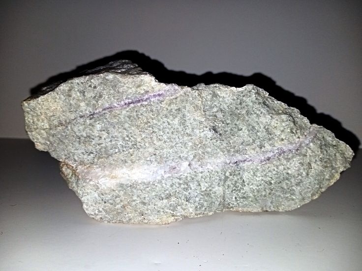 Кварц-тремоліт-діопсидова порода з жилами аметисту