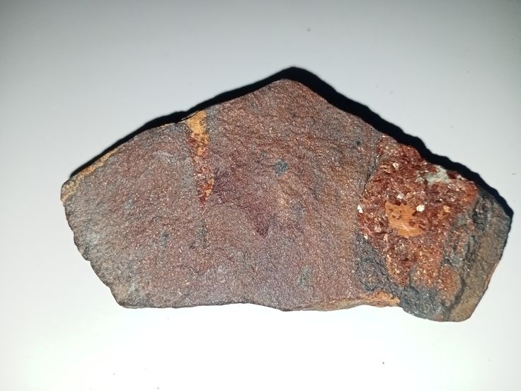 Лепідокрокіт в магнетит-мартитовій залізній руді