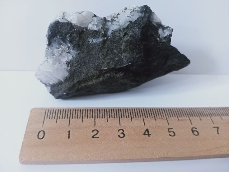 На відміну від інших районів Криворізького басейну саме у Львовському кар'єрі зустріти магнетит не у формі сланцю з амфіболом та не як залізистий кварцит - справжня рідкість