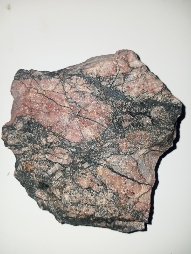Тектонічна брекчія. Уламки малинового кварциту з магнетитовим цементом