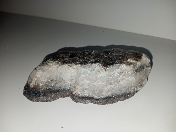 Кварцова жила в слюдяному сланці, оточена біотитом