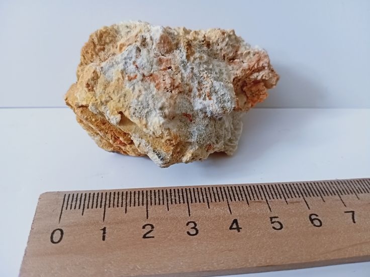 Унікальний мінерал Криворізького залізнорудного басейну, хоча за певних умов може утворюватись і на інших родовищах залізних руд. Продукт гідротермічної зміни або поверхневого вивітрювання польових шпатів