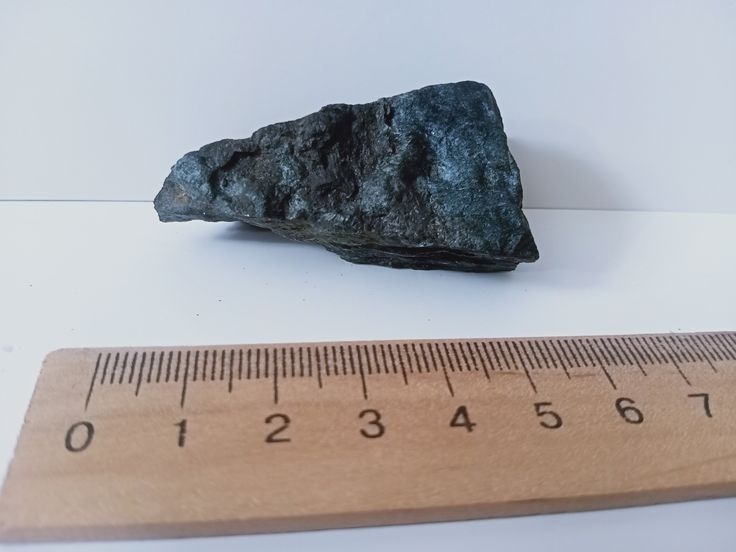 Як і азбест, через свої мікроскопічні волокна вважається небезпечним