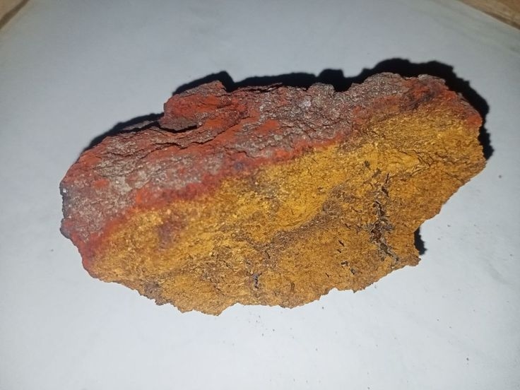 Зразок бурого залізьняку з бурою вохрою та порожнинами, заповненими гьотитом