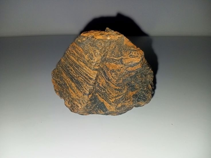 Джеспіліт з прожилками помаранчевого кольору. Кремнезем заміщений гьотитом