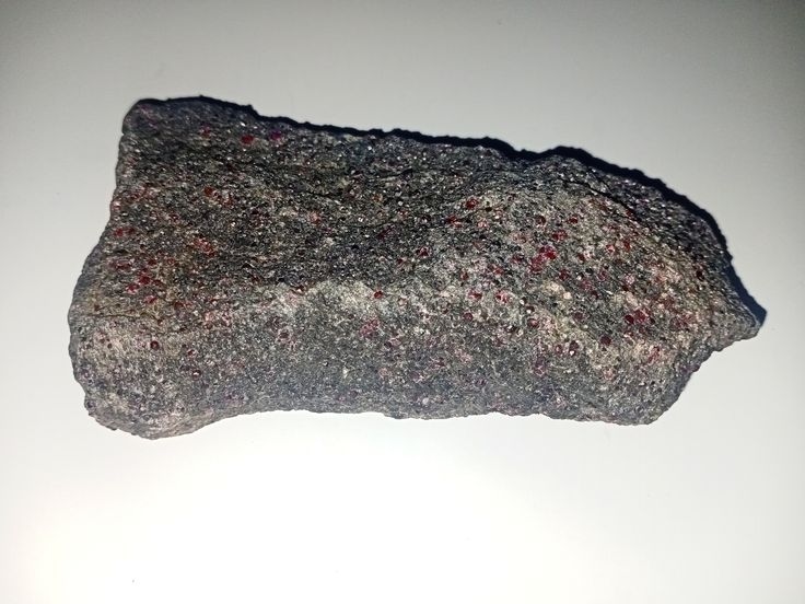 Амфіболіт з кристалами альмандину (гранат-амфіболовий сланець)