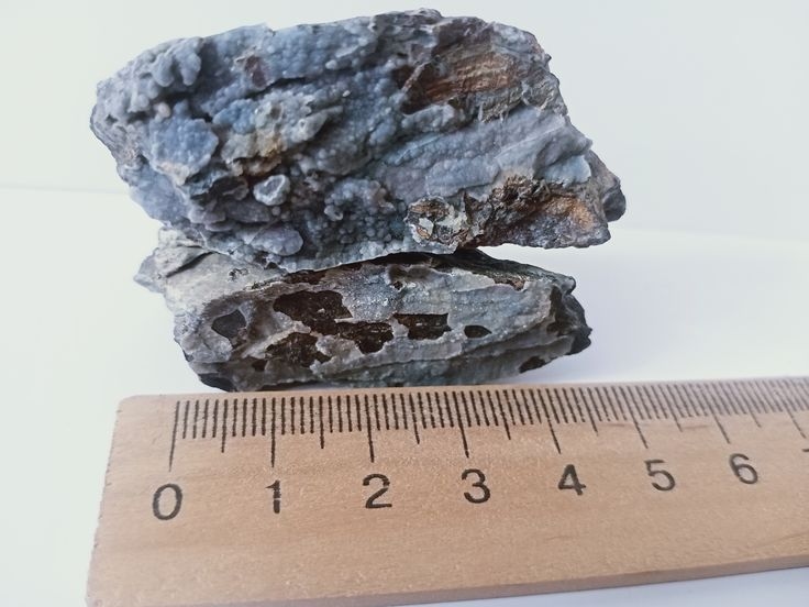 Через особливості родовища, тут не зустрічається великих порожнин в породі. Через це халцедон часто утворював сферолітові кірки, заповюючи тріщини