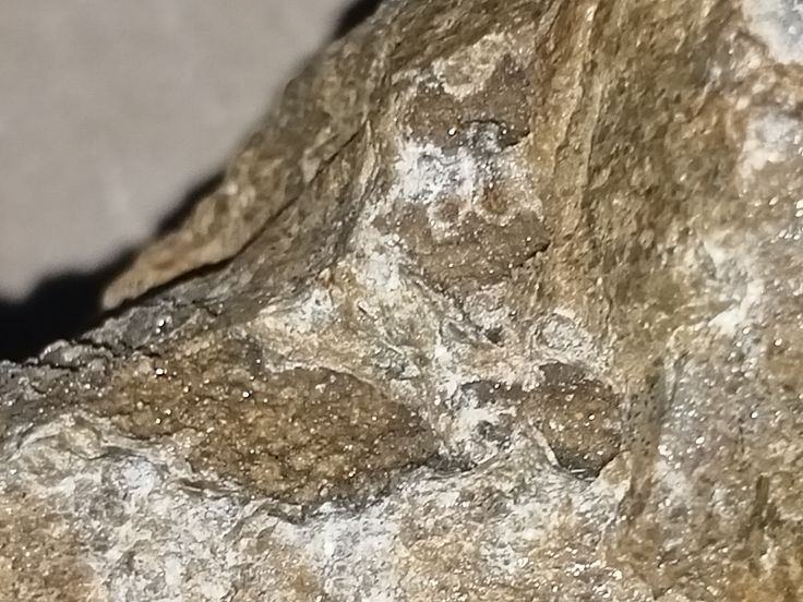 Одна з тріщин з друзами гірського кришталю