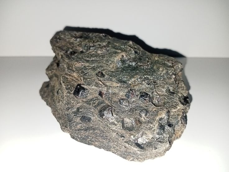 Кристали шорломіту в гранат-амфіболовому сланці. Мінерал, відкритий нашим клубом на родовищі. Поки-що Жовторічанське родовище - єдине в Україні, де були знайдені шорломіти