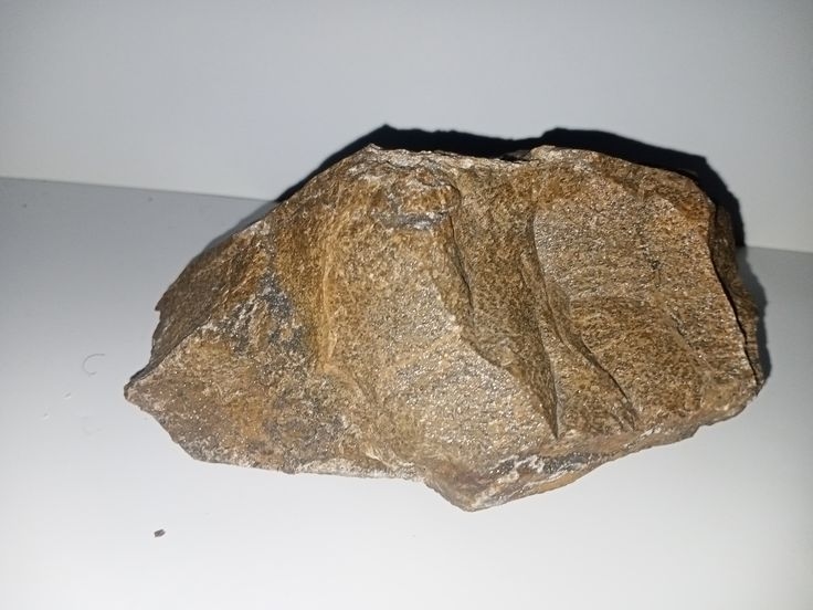 Кварцит з тріщинами, заповненими гірським кришталем