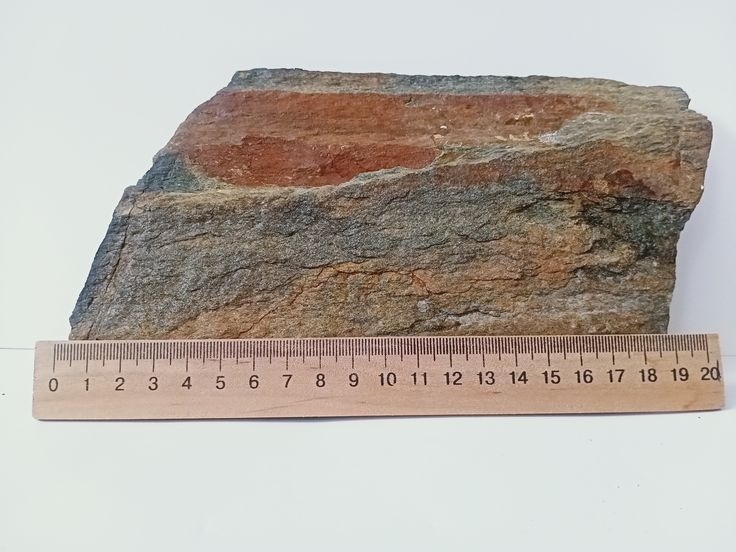 Основна порода родоивща, залізна руда. У відвалах зустрічалась нам постійно